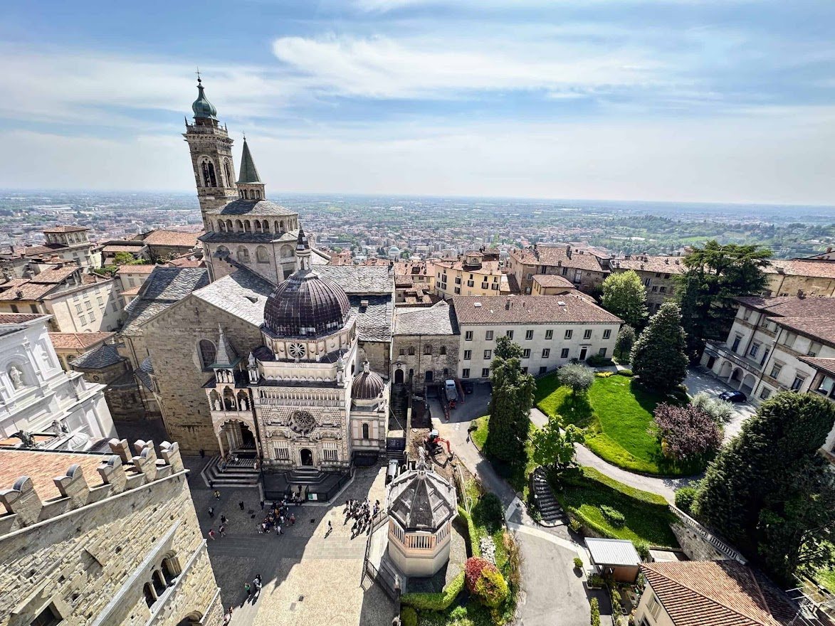 Vue aérienne de la Piazza Vecchia, du Duomo et de Santa Maria Maggiore